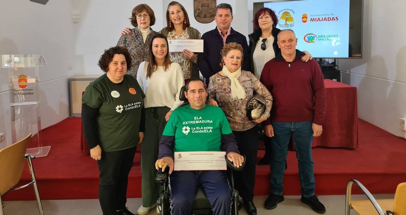 La asociación de vecinos 'Parque Pozo Vela' realiza una donación a 'ELA Extremadura' y 'Miajadas Incluye'