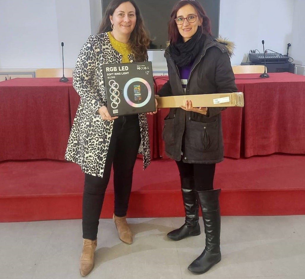 Ana María Miguel y María Porras, primer y segundo premio del concurso '¡Ni una más!'