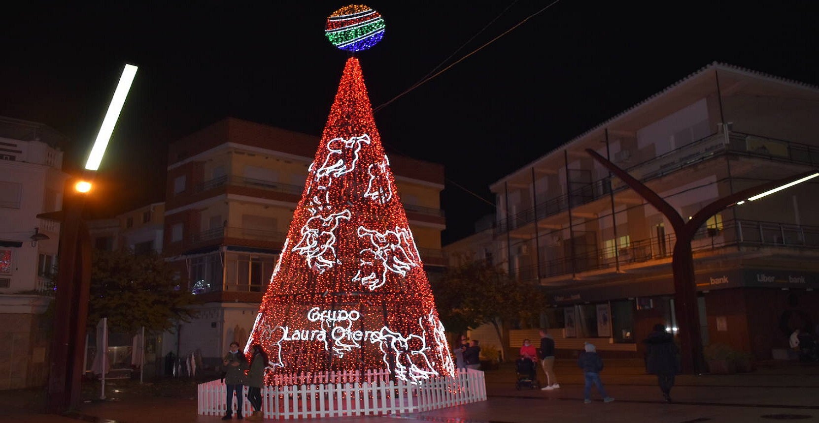 El tradicional alumbrado trae el olor a Navidad a Miajadas