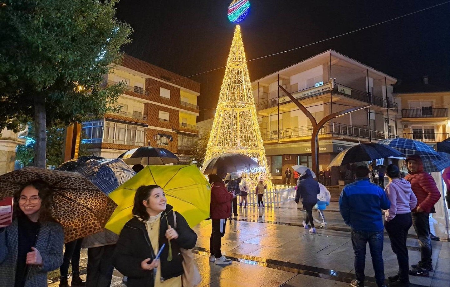Miajadas ilumina sus calles para dar la bienvenida a la Navidad, a pesar de la lluvia