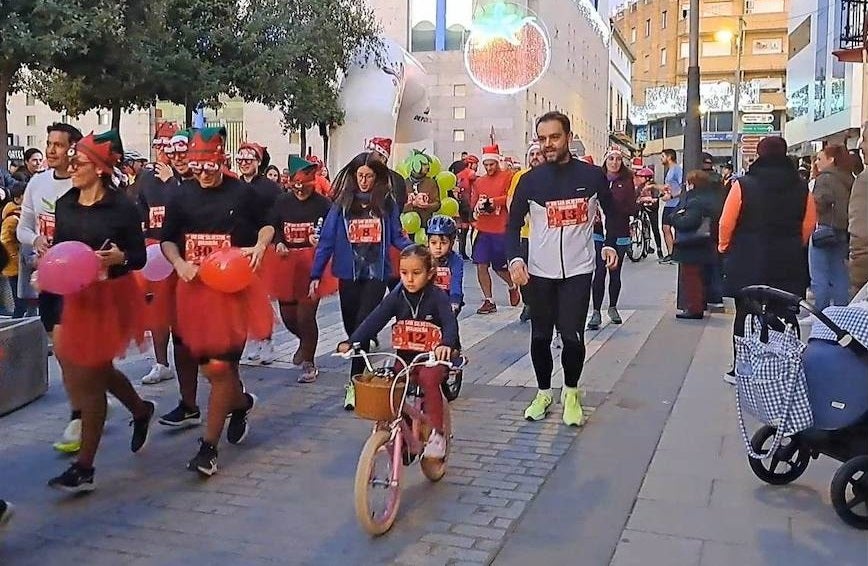 Más de 500 corredores aportan alegría y diversión a la VIII San Silvestre Miajadeña