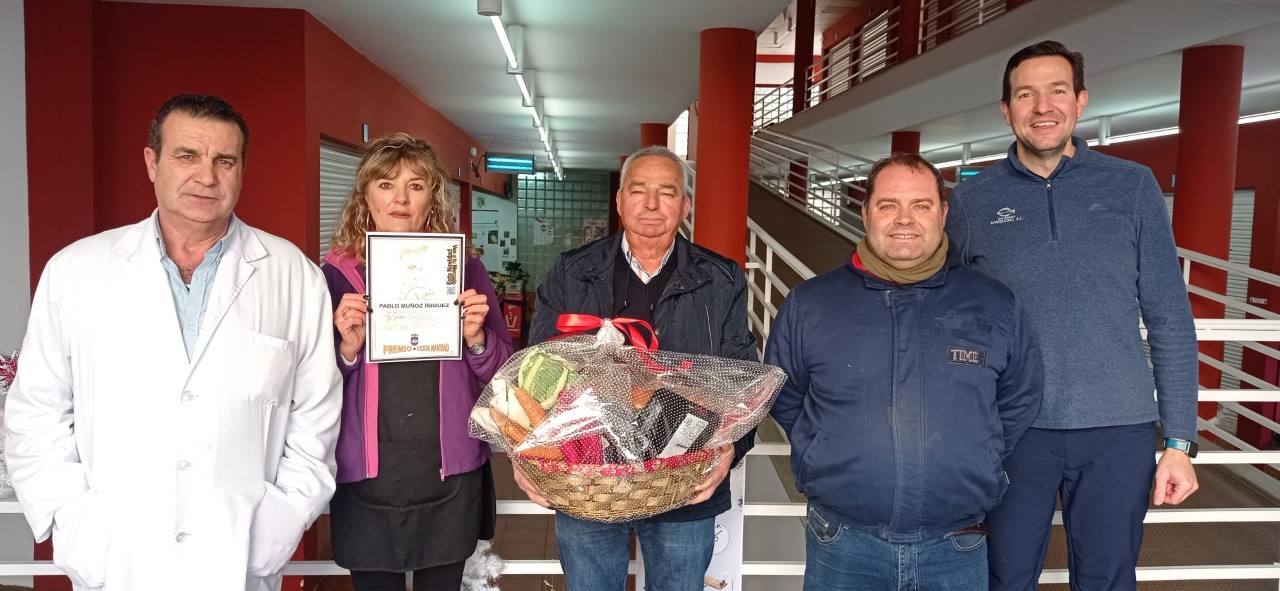 Pablo Muñoz, ganador de la Cesta de Navidad con productos frescos del Mercado de Abastos