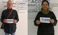 Santiago García y Carlota Becerra, ganadores de los cheques de 300 y 200 euros