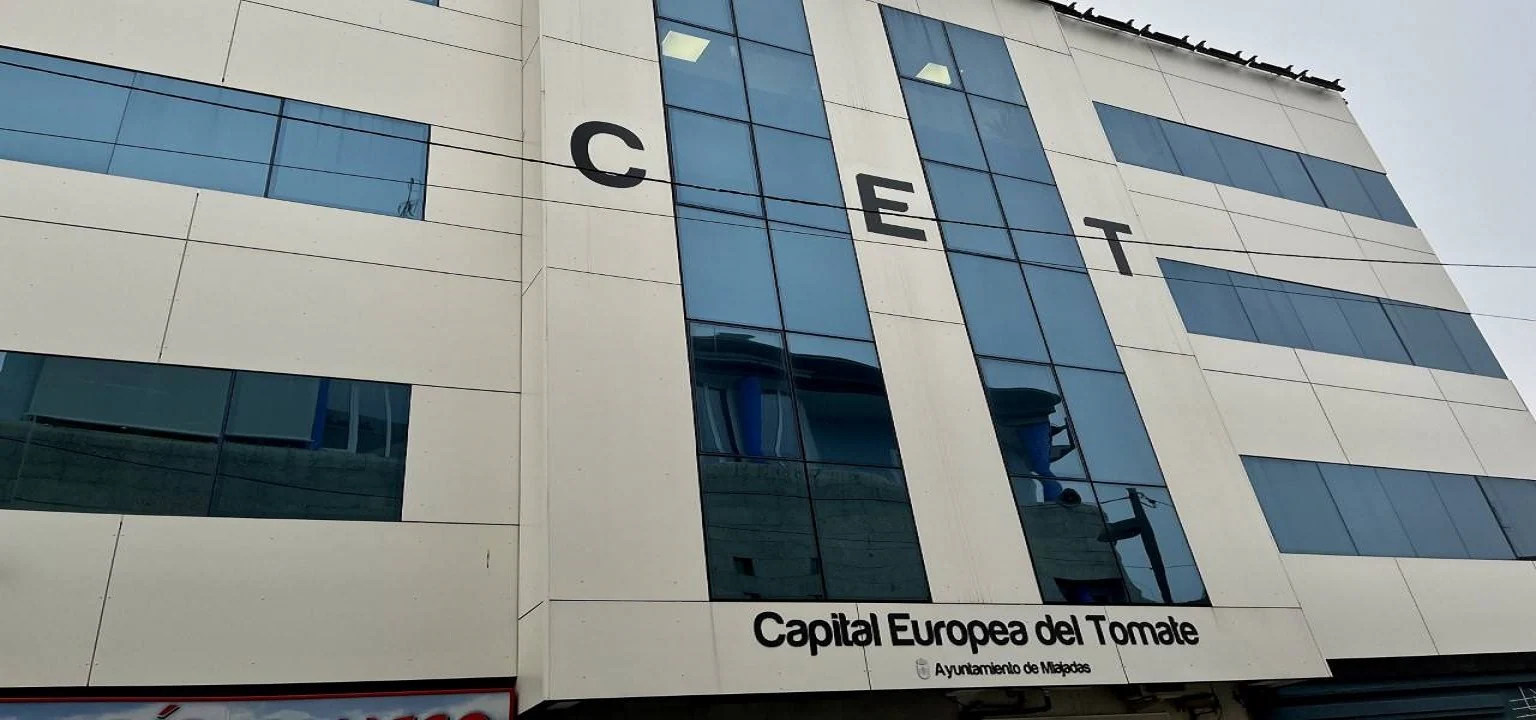 El edifico CET luce nueva fachada con el nombre de 'Capital Europea del Tomate'