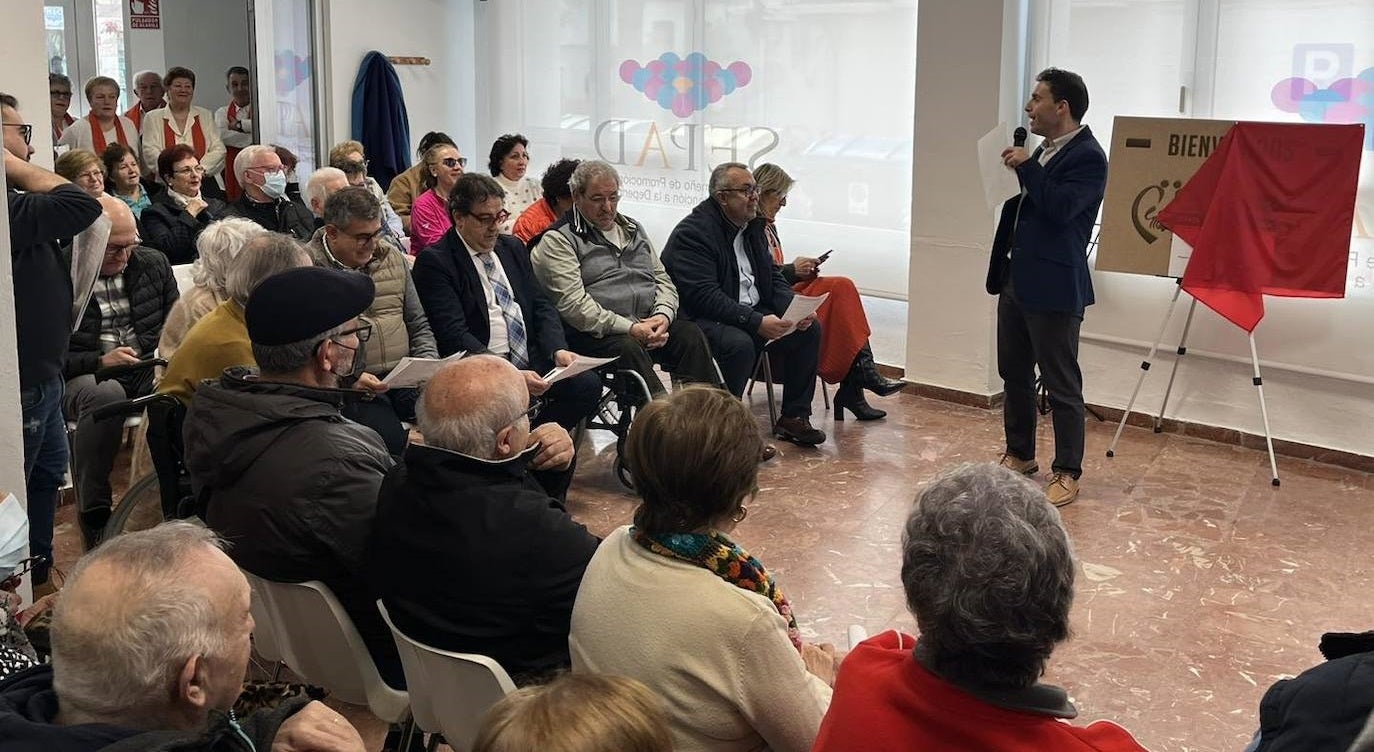 José Mª Vergeles asiste al acto oficial de reapertura del Centro de Mayores de Miajadas