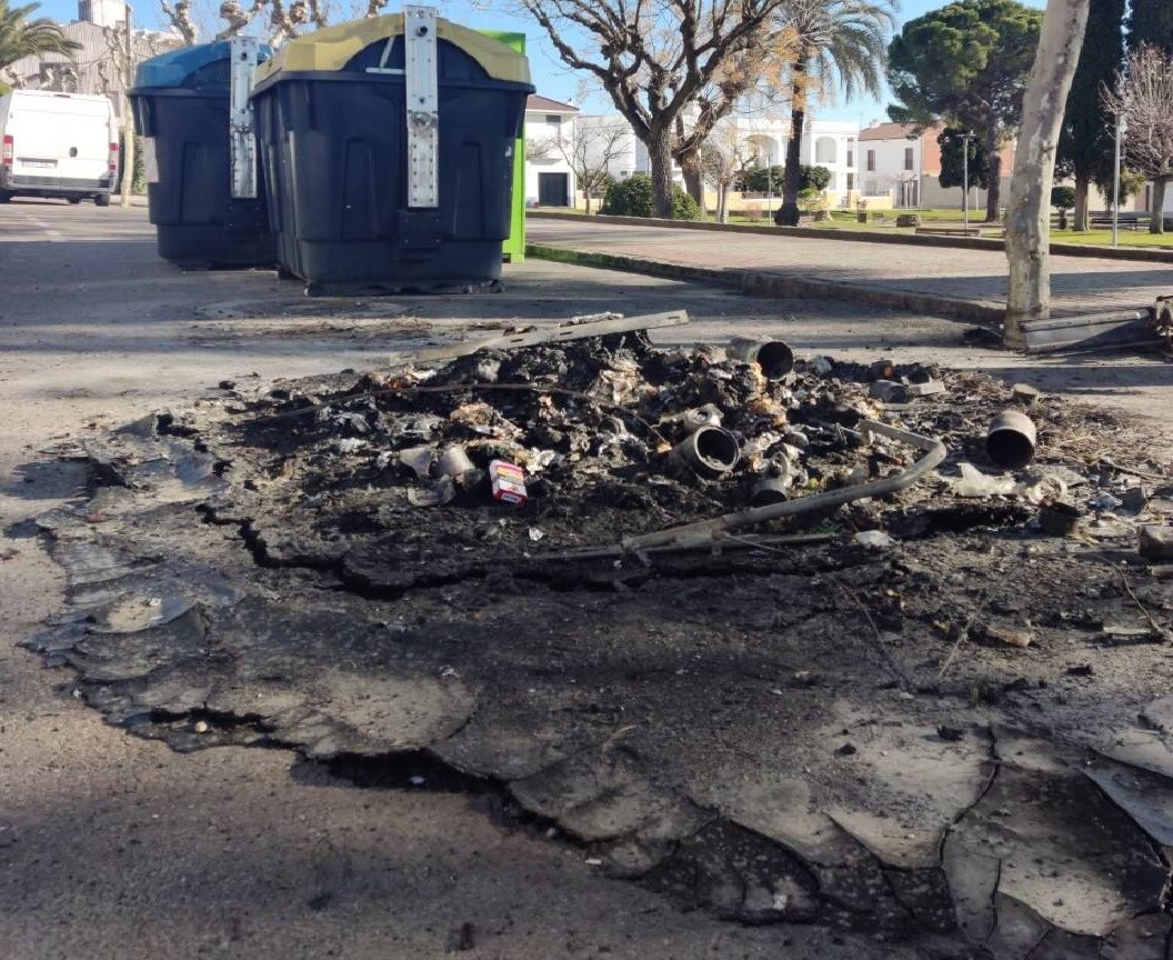 Un contenedor de basura aparece quemado por arrojar brasas mal apagadas