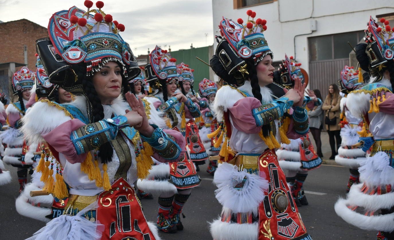 El ritmo, la fantasía y el color del Carnaval llenan las calles de Miajadas