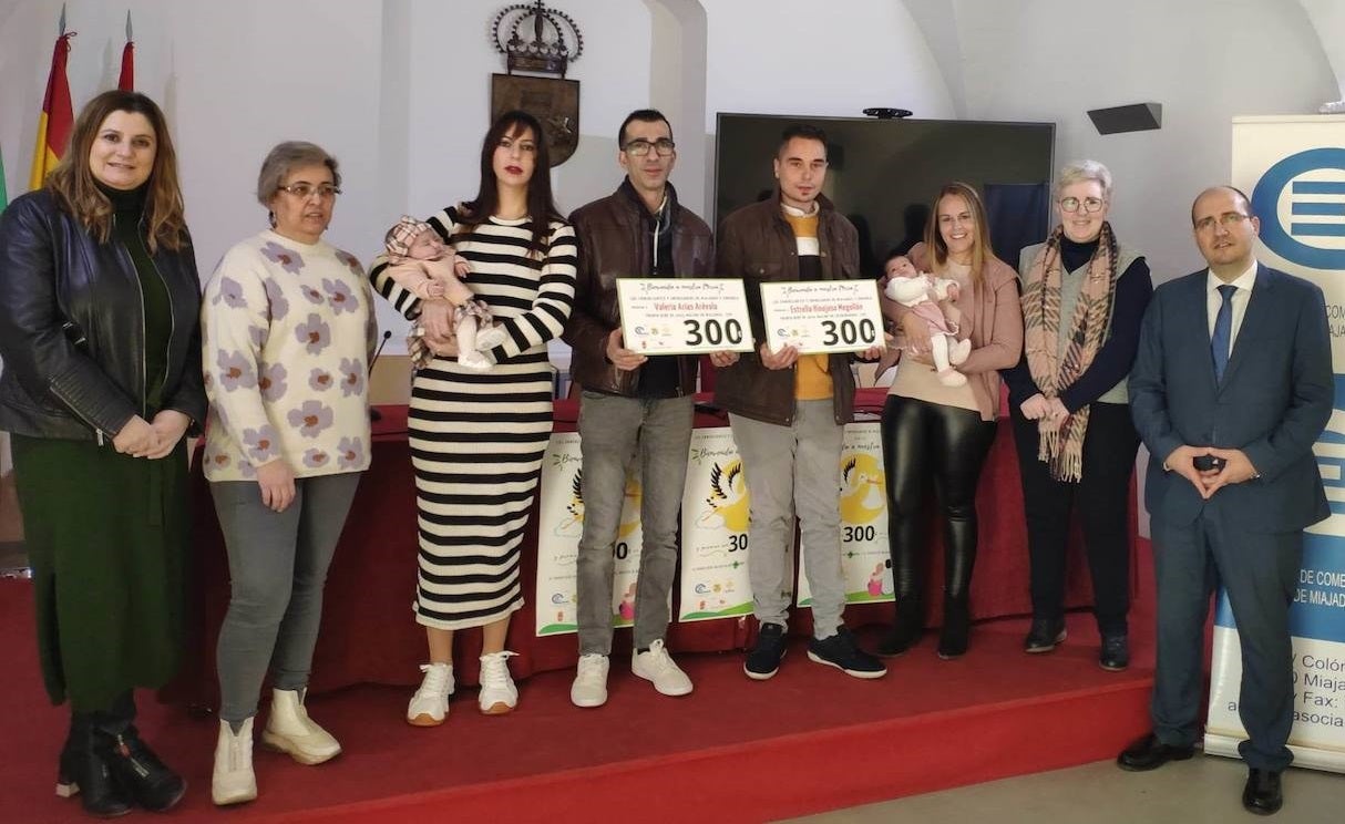 Estrella Hinojosa y Valeria Arias reciben un premio por nacer