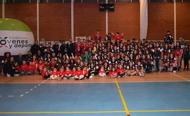 Foto de grupo de todas las categorías de la Asociación Deportiva Voleibol Miajadas 2022-23 