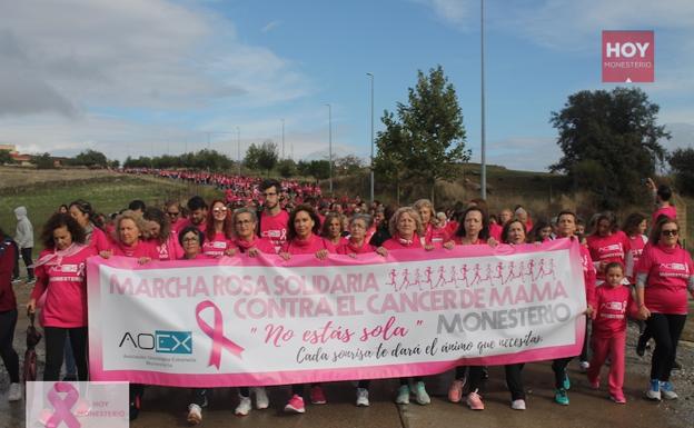 La primera marcha rosa contra el cáncer de mama reúne a casi un millar de personas