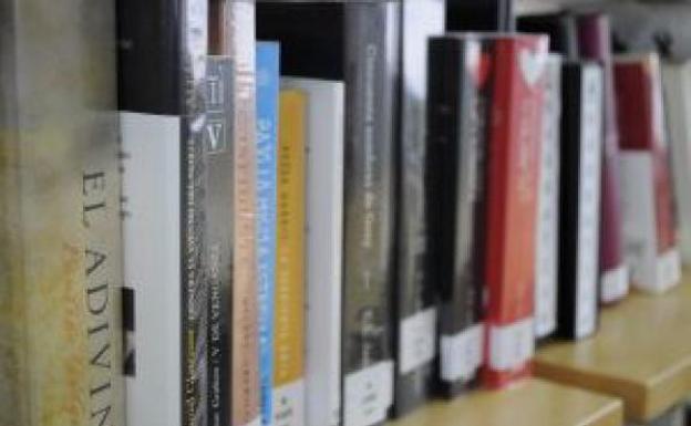 La Biblioteca Municipal podrá adquirir nuevos títulos gracias a la Junta y a la Diputación