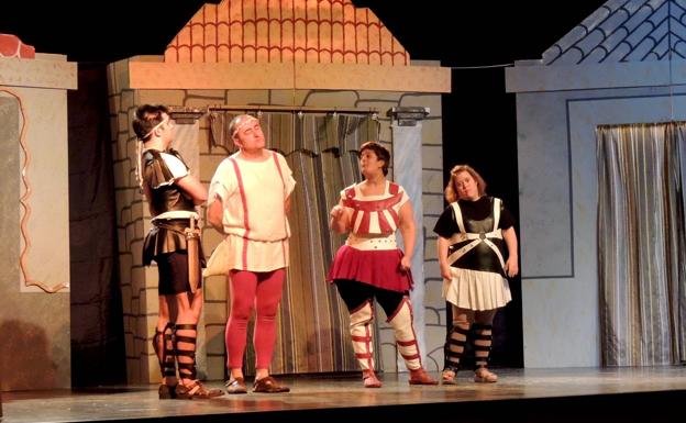 La comedia 'Están locos estos romanos' llena el auditorio municipal