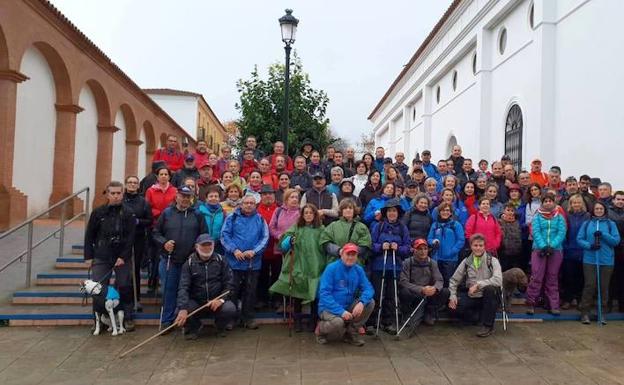 La ruta de convivencia reúne a más de un centenar de senderistas