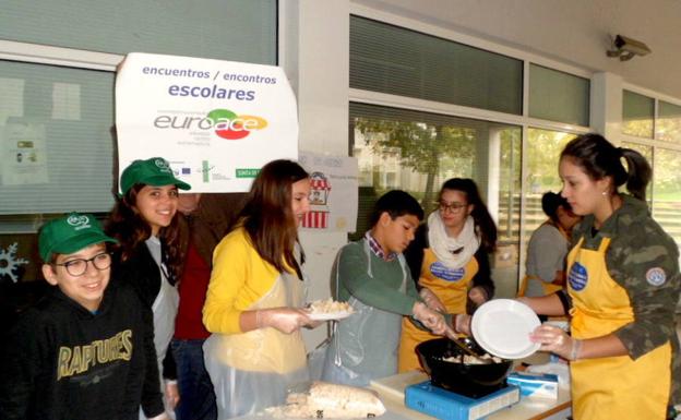 Alumnos del instituto intercambian experiencias culturales con compañeros de Portugal
