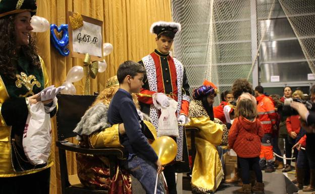 Los Reyes Magos recibirán esta tarde a los niños de Monesterio con 2.000 kilos de caramelos