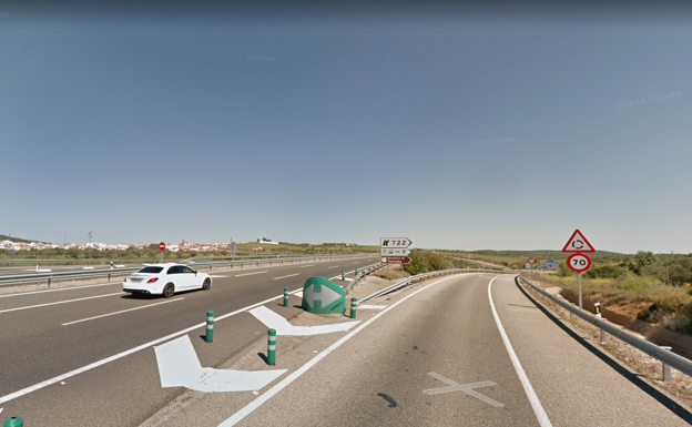 Tres heridos leves en una colisión entre un camión y un turismo cerca de Monesterio