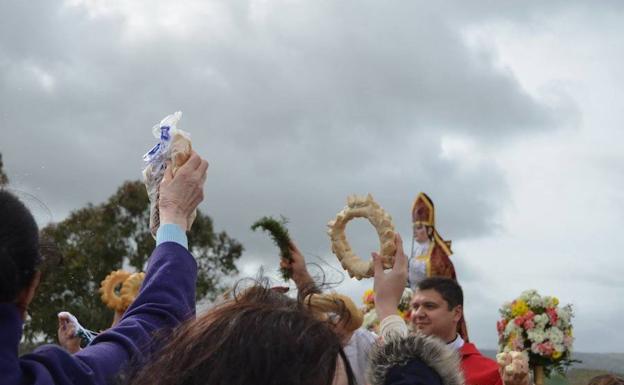 Roscas, cordones y candelas para venerar a San Blas en Montemolín