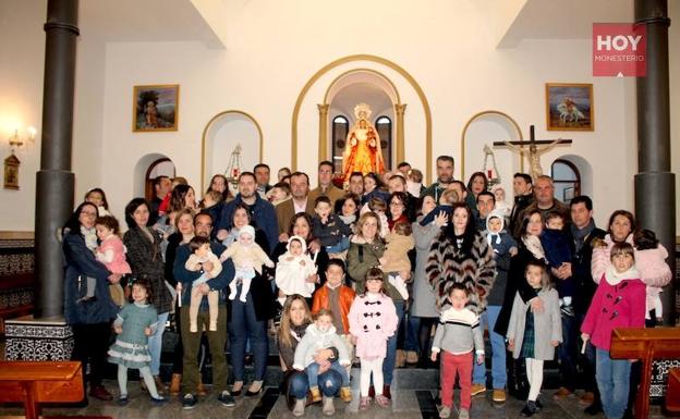Veinte familias presentan a sus hijos ante la Virgen de Tentudía