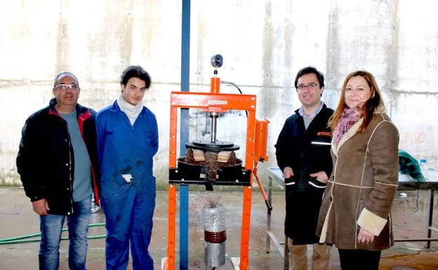 Alumnos del Instituto crean una almazara casera para extraer su propio aceite