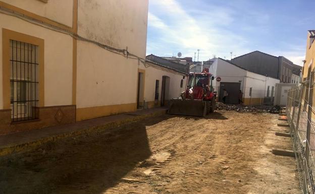 Comienzan las obras de la nueva calle hacia el cementerio y de saneamiento en la calle Tentudía