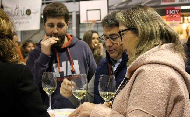 Un maridaje de quesos y vinos inician el Mercado de la Dehesa