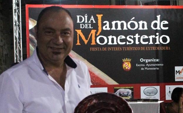 Monesterio lamenta el fallecimiento del maestro cortador de jamón Nico Jiménez