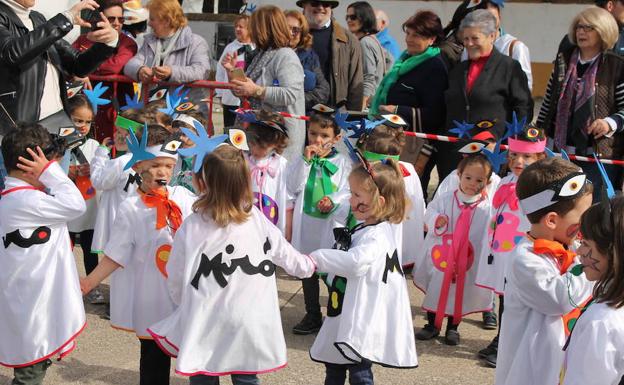 Una charanga marca el ritmo del pasacalles infantil en el inicio de nuestro Carnaval
