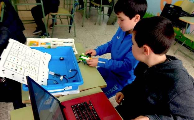Casi un centenar de niños aprenden jugando en un taller de robótica