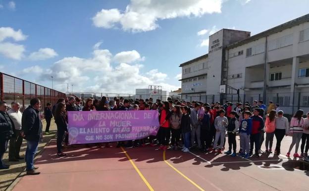 El instituto reivindica el papel de la mujer con la lectura de un manifiesto y dos poemas