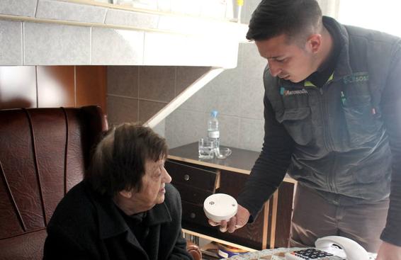 Comienza la instalación de detectores de humo en domicilios de mayores en Monesterio