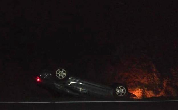 Herido un varón de 28 años tras volcar su coche en la carretera del pantano de Tentudía