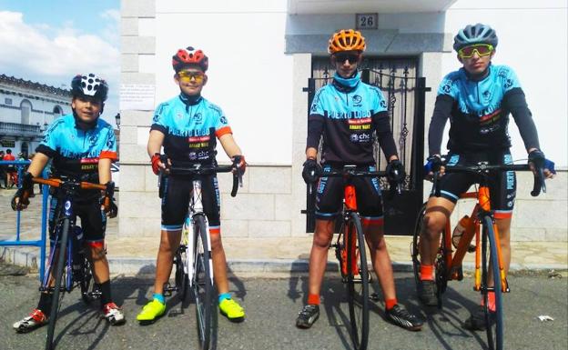 Cuatro lobeznos demuestran su valía en su primera prueba de ciclismo por carretera