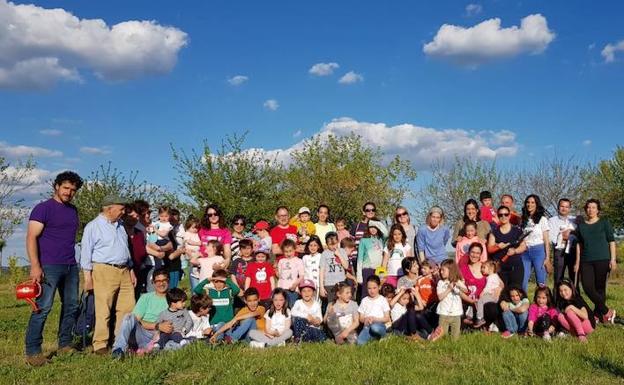 La 'I Convivencia Apadrina un Árbol' reúne a alumnos y familiares de la Escuela Infantil Municipal