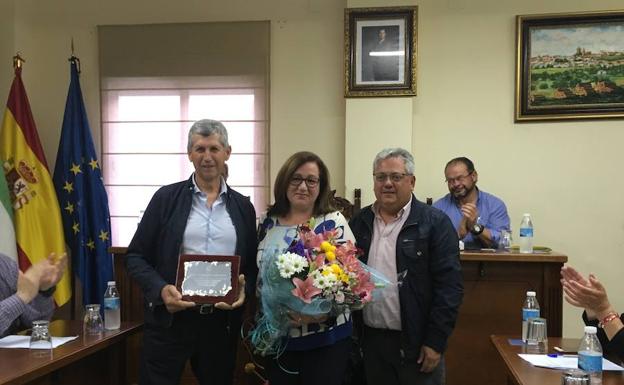 El Pleno homenajea al trabajador municipal Alejandro Nogues por su jubilación