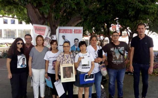 Familiares de Manuela Chavero participan en una recogida de firmas para visibilizar las desapariciones