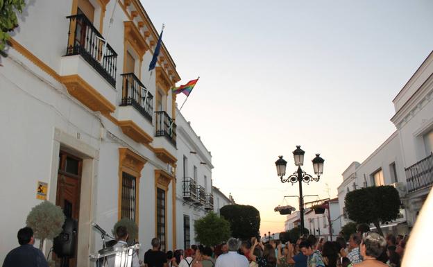 Monesterio luce «con orgullo» la bandera LGTBI