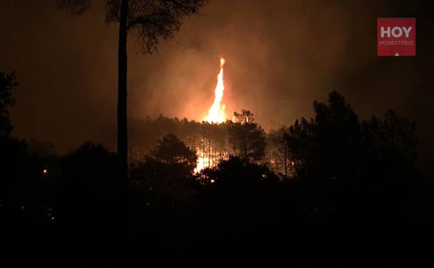 Estabilizado el incendio forestal declarado anoche en la Sierra de Aguafría de Monesterio