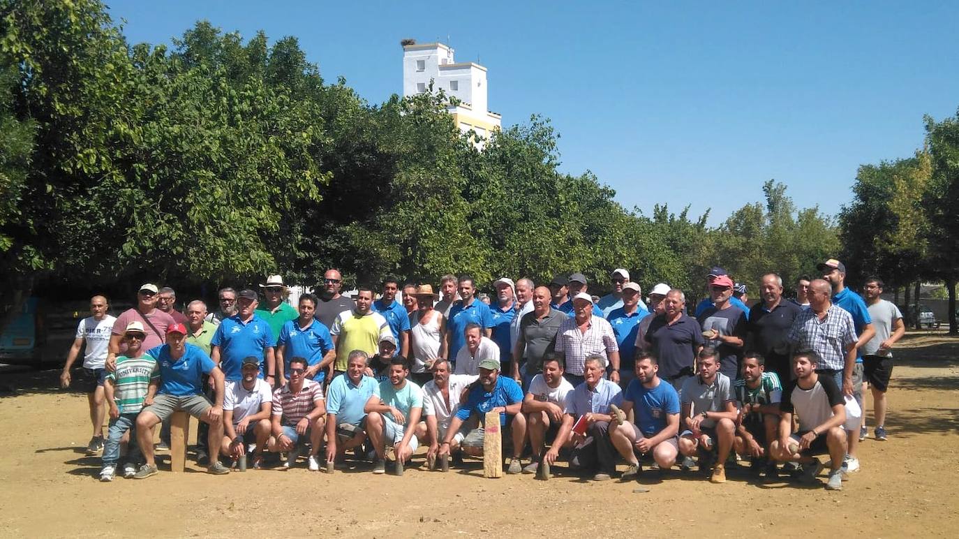 La Peña Mojonera 'El Chorrito' celebró ayer su día con un campeonato y una degustación de ibéricos