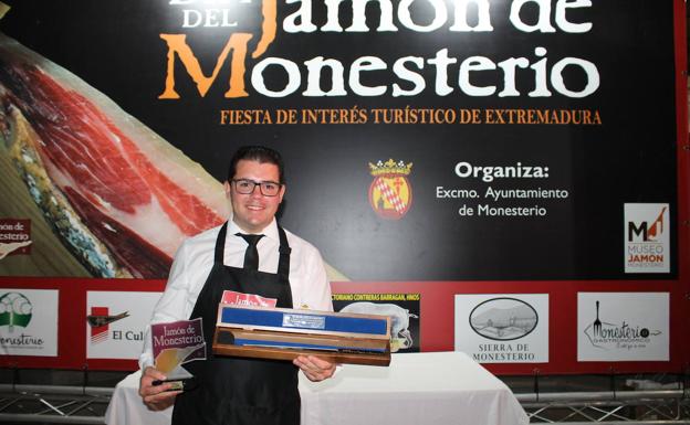 El onubense Antonio González, nuevo Cuchillo Jamonero de Oro de Monesterio