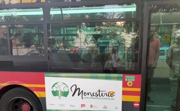 Monesterio pasea su potencial gastronómico con publicidad en los autobuses de Sevilla