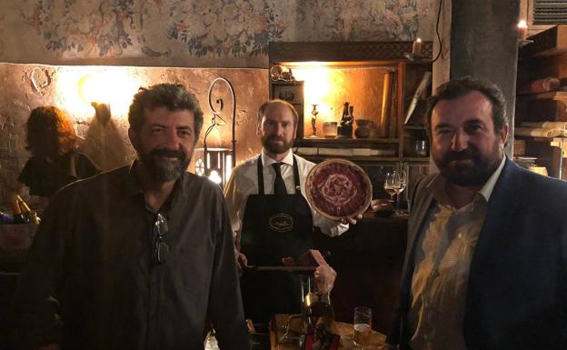Casa de Gula, la taberna inspirada en la serie 'La Peste' que sirve productos ibéricos de Monesterio