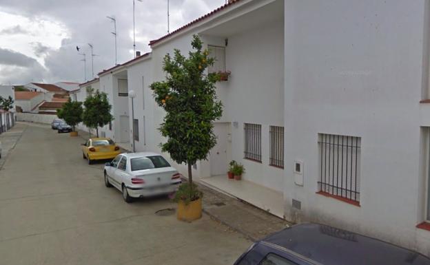 Dos intoxicados por humo en el incendio de una vivienda en Montemolín