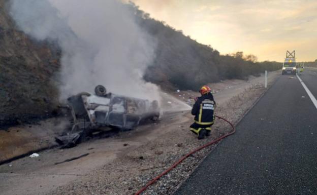 Herido tras una salida de vía con posterior vuelco e incendio en la A-66, cerca de Monesterio