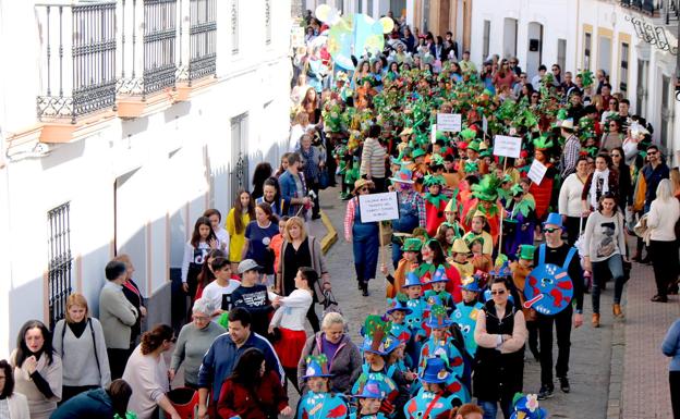 El Pasacalles Infantil de Carnaval inundó ayer las calles de alegría y colorido