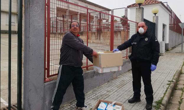 El instituto Juan Calero dona material sanitario al Centro de Salud de Monesterio
