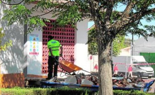 El cese de la actividad «no esencial» paraliza los trabajos de reforma del Colegio 'El Llano'