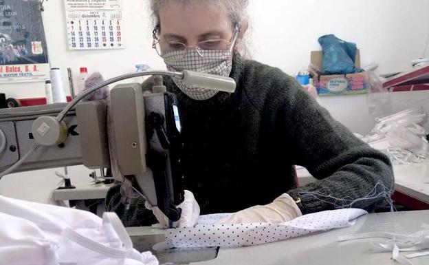 Calera de León se vuelca en plena crisis del Covid-19 con la confección de mascarillas y camisones