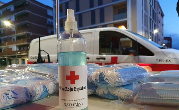 Cruz Roja y Guardia Civil repartieron ayer 400 mascarillas a trabajadores en Monesterio