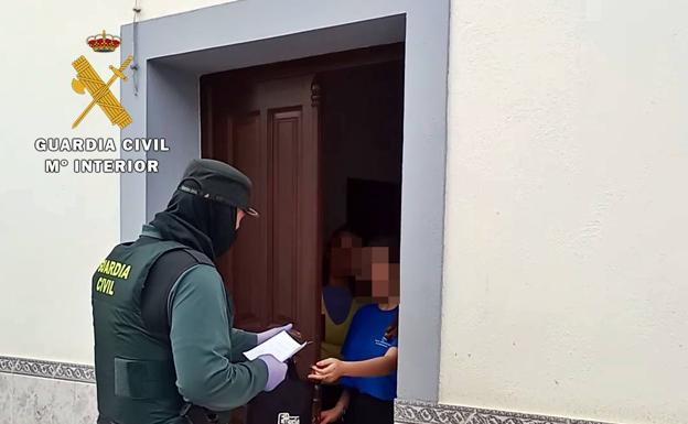 La Guardia Civil de Monesterio se encarga del reparto de portátiles a alumnos que carecen de ellos