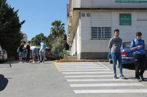 El instituto garantiza el aprendizaje de sus alumnos con la entrega de 23 ordenadores y facilitando la conexión a internet